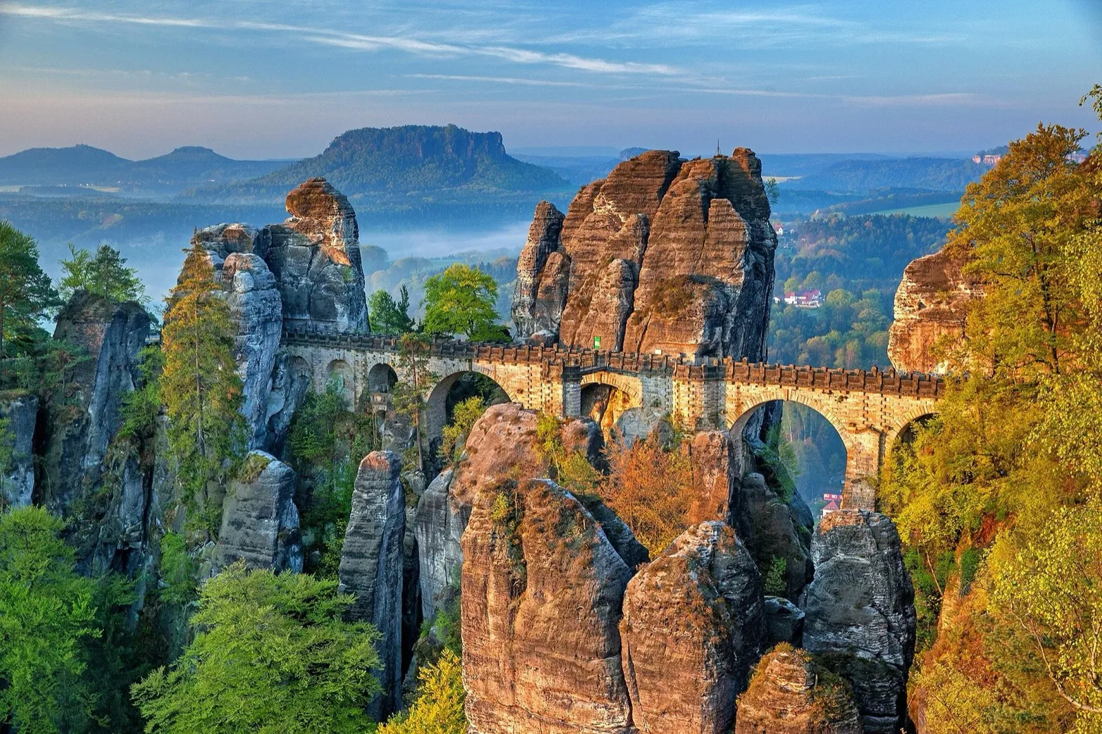 Basteibrücke zwischen den Sandsteinfelsen der Sächsischen Schweiz im Morgenlicht