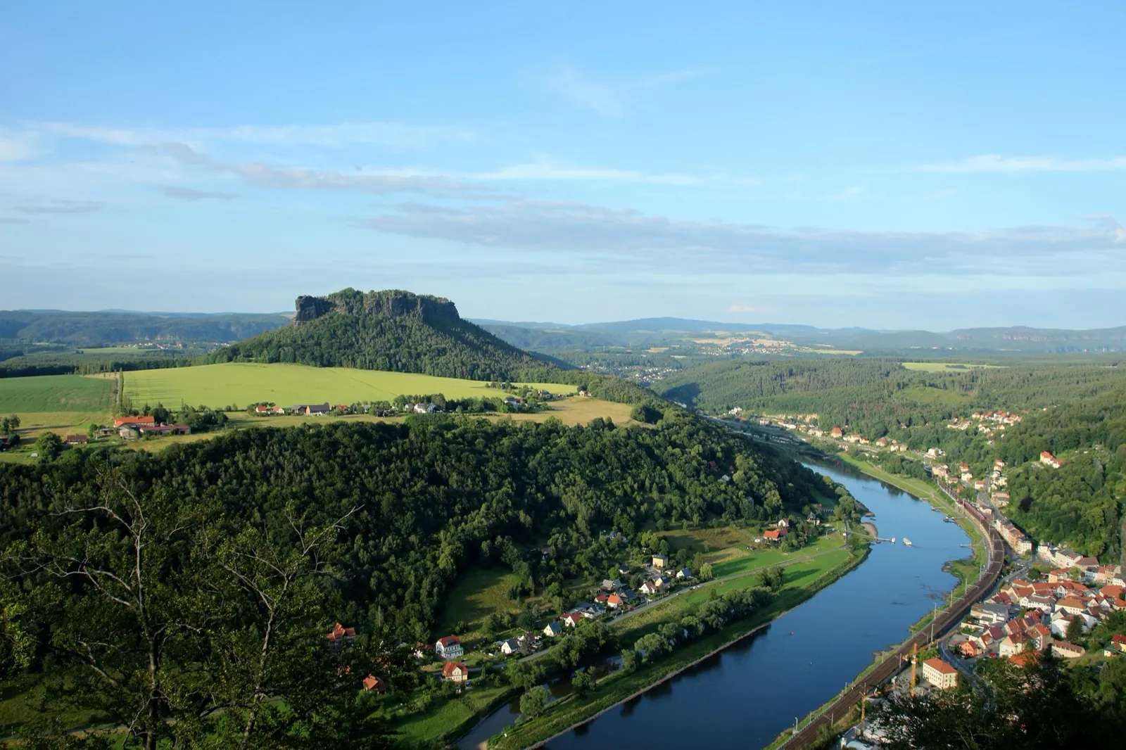 Blick über das Elbtal mit Lilienstein und Königstein in der Sächsischen Schweiz